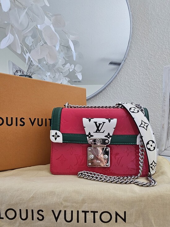 Louis Vuitton Handbags - EUC Louis Vuitton Monogram Pink Vernis Wynwood shoulder bag